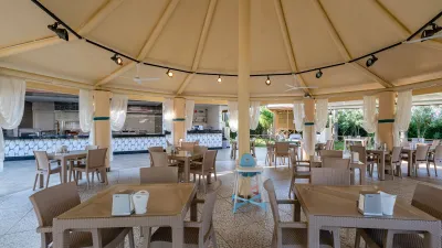 PALMERAS BEACH HOTEL Restaurants