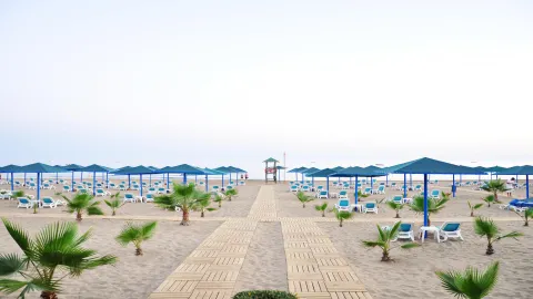 PALOMA OCEANA RESORT Pools & Beach
