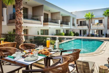 PEFKI DELUXE RESIDENCES Restaurants