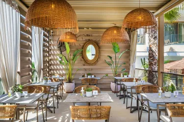 PEFKI DELUXE RESIDENCES Restaurants