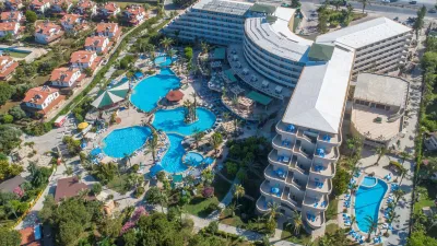 ARMAS PEMAR BEACH Pools & Beach