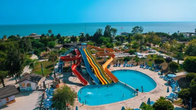 ARMAS PEMAR BEACH Pools & Beach