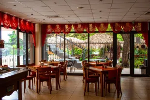 PERUNIKA HOTEL Restaurants
