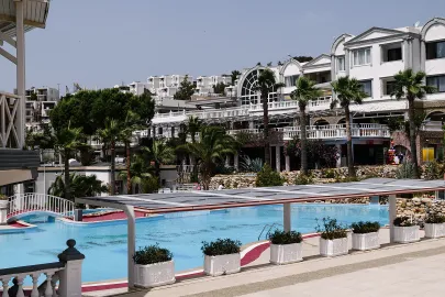 PHOENIX SUN HOTEL Pools & Beach