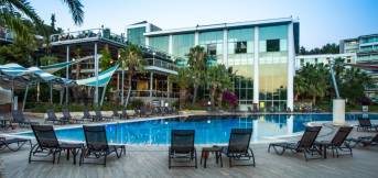 PINE BAY HOLIDAY RESORT Pools & Beach