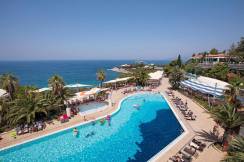 PINE BAY HOLIDAY RESORT Pools & Beach