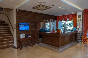 PINE HOUSE HOTEL Lobby