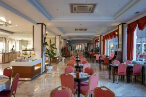 PINE HOUSE HOTEL Restaurants