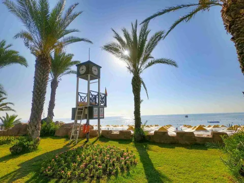 PIRATES BEACH CLUB Pools & Beach