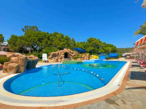 PIRATES BEACH CLUB Pools & Beach