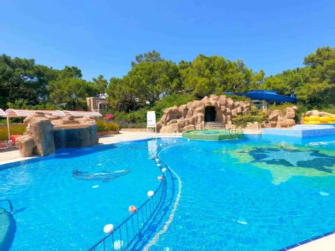PIRATES BEACH CLUB Pools & Beach