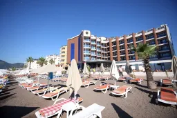 POINT BEACH HOTEL Pools & Beach