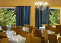 PORTES BEACH HOTEL Restaurants