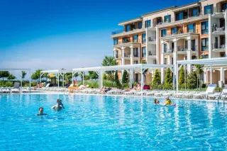 PREMIER FORT BEACH HOTEL Pools & Beach
