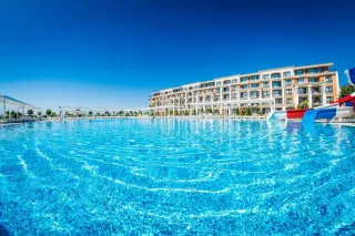 PREMIER FORT BEACH HOTEL Pools & Beach