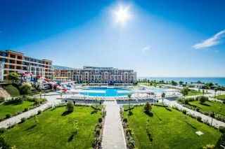PREMIER FORT BEACH HOTEL Pools & Beach