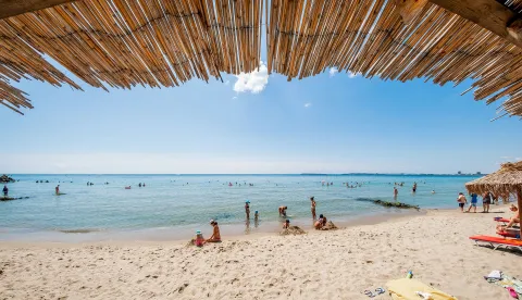 PREMIER FORT BEACH HOTEL Pools & Beach