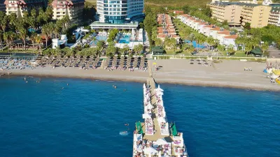 Q PREMIUM RESORT Pools & Beach