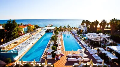 Q PREMIUM RESORT Pools & Beach