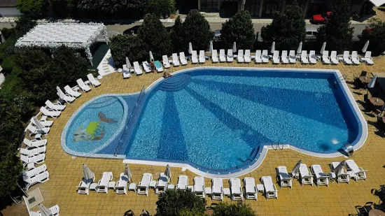 QUEEN NELLY HOTEL Pools & Beach