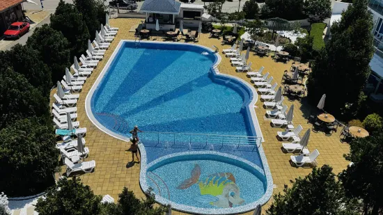 QUEEN NELLY HOTEL Pools & Beach