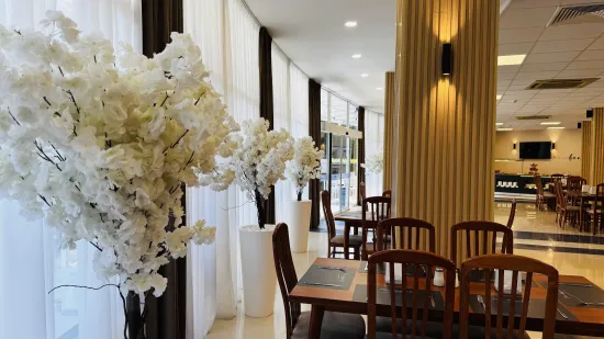 QUEEN NELLY HOTEL Restaurants