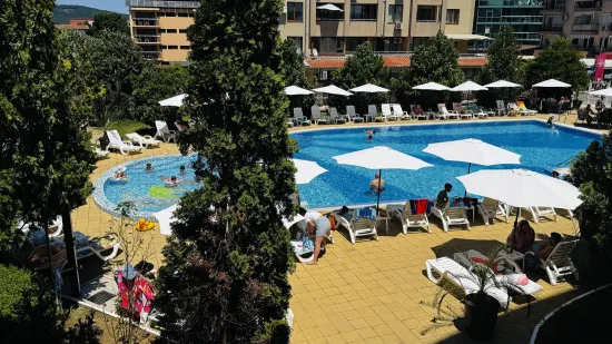QUEEN NELLY HOTEL Pools & Beach