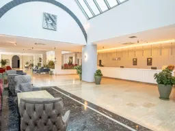 QUEENS PARK GOYNUK Lobby