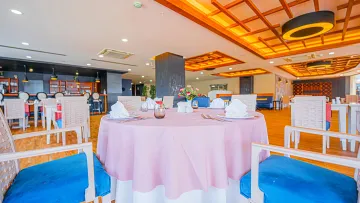 RAMADA HOTEL - SUITES BY WYNDHAM KUSADASI Restaurants