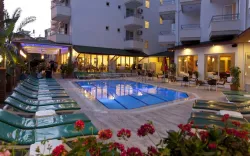 REMI HOTEL Pools & Beach
