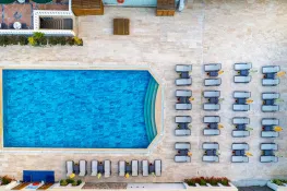 ROSE GARDEN PREMIUM HOTEL Pools & Beach