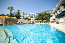 ROSE GARDEN PREMIUM HOTEL Pools & Beach
