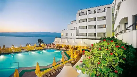 ROSEIRA BEACH RESORT Pools & Beach