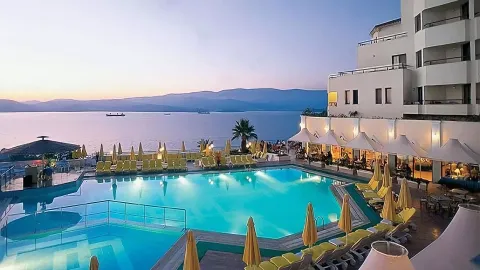 ROSEIRA BEACH RESORT Pools & Beach