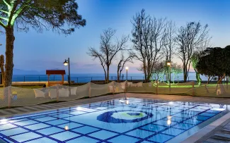 ROYAL BEACH HOTEL Pools & Beach