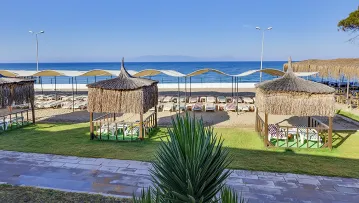 ROYAL BEACH HOTEL Pools & Beach