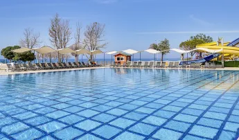 ROYAL BEACH HOTEL Pools & Beach