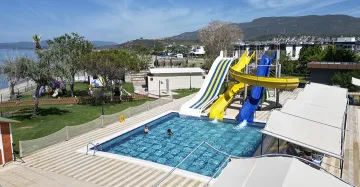 ROYAL BEACH HOTEL Pools & Beach