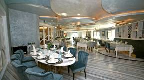 ROYAL WINGS HOTEL Restaurants