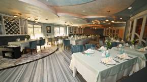 ROYAL WINGS HOTEL Restaurants