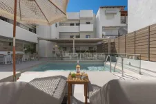 SANDY SEASIDE SUITES Pools & Beach