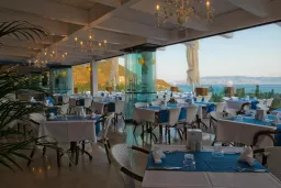 BELLAZURE HOTEL Restaurants