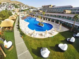 BELLAZURE HOTEL Pools & Beach