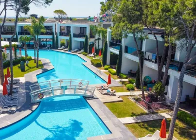 TRENDY VERBENA BEACH Pools & Beach