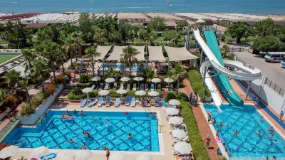 TRENDY VERBENA BEACH Pools & Beach