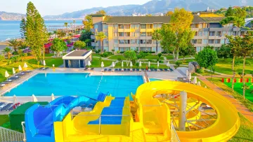 SENZA SUNSET BEACH HOTEL Pools & Beach