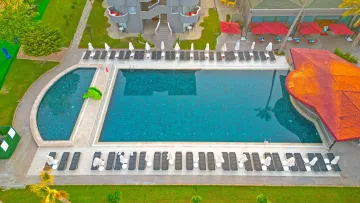SENZA SUNSET BEACH HOTEL Pools & Beach