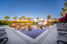 SERENITY QUEEN HOTEL Pools & Beach