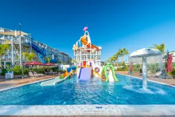 SERENITY QUEEN HOTEL Pools & Beach