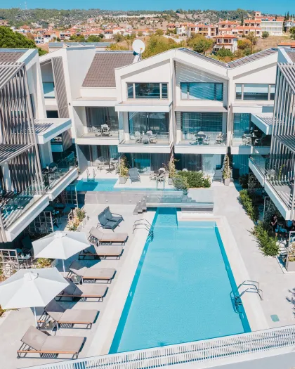 SERENITY SUITES Pools & Beach